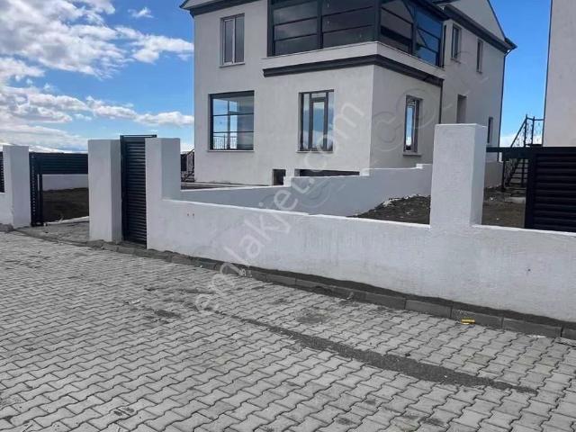 İks Emlaktan Satılık Üniversite Karşısında Lüks Villa