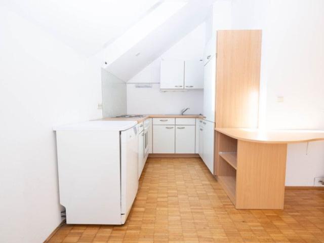 I LUFTIGES DACHGESCHOSS I BEEINDRUCKENDE RAUMHÖHE I BALKON MIT GRÜNBLICK I OFFENE WOHNKÜCHE I BADEWANNE I AB SOFORT I PROJEKT WOHNEN I