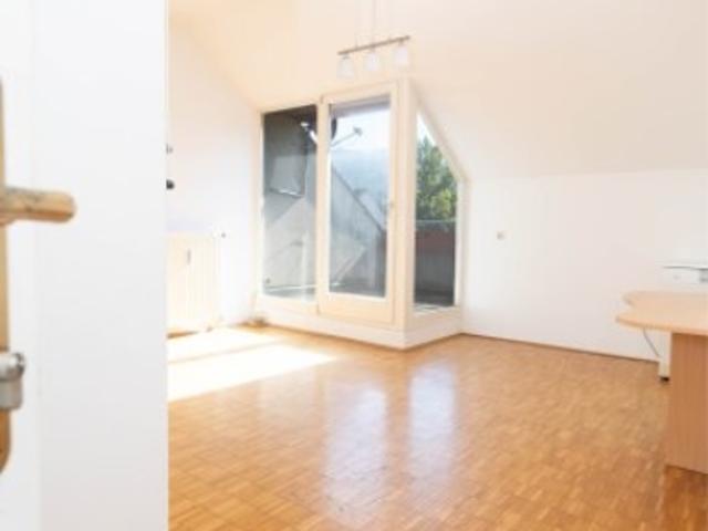 I LUFTIGES DACHGESCHOSS I BEEINDRUCKENDE RAUMHÖHE I BALKON MIT GRÜNBLICK I OFFENE WOHNKÜCHE I BADEWANNE I AB SOFORT I PROJEKT WOHNEN I
