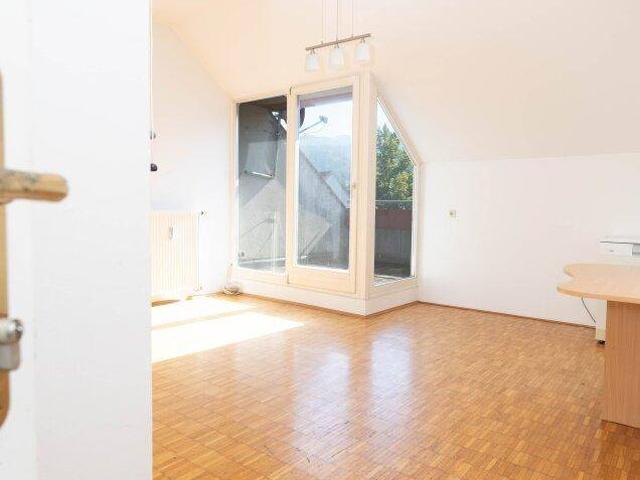 I LUFTIGES DACHGESCHOSS I BEEINDRUCKENDE RAUMHÖHE I BALKON MIT GRÜNBLICK I OFFENE WOHNKÜCHE I BADEWANNE I AB SOFORT I PROJEKT WOHNEN I