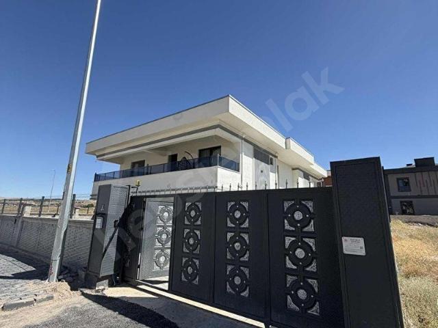 İLDEM DE HARİKA KONUMDA 7+1 VİLLA