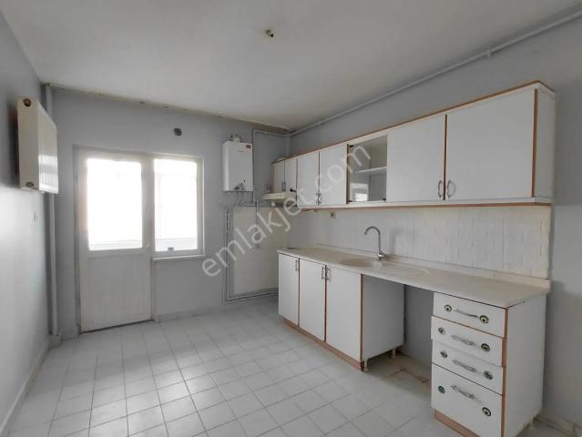 İldem'de Mükemmel Konumda Ara Katta 3+1 Kiralık Daire Fırsatı