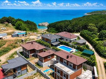 ŞİLE AKÇAKESE'DE 2 VİLLA VE MİSAFİR EVİNDEN OLUŞAN ÖZEL MÜLK