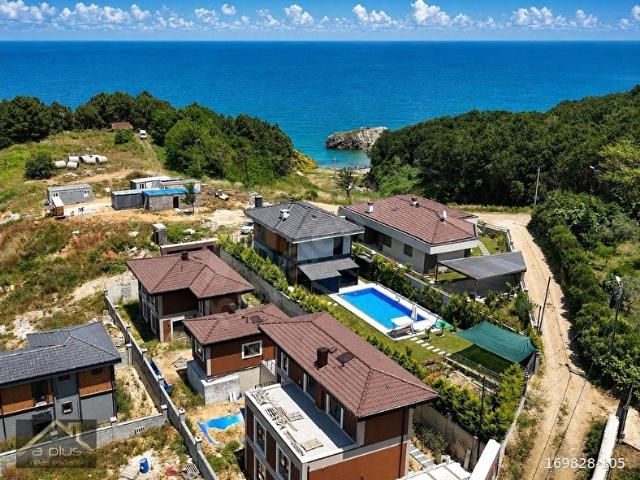 ŞİLE AKÇAKESE'DE 2 VİLLA VE MİSAFİR EVİNDEN OLUŞAN ÖZEL MÜLK