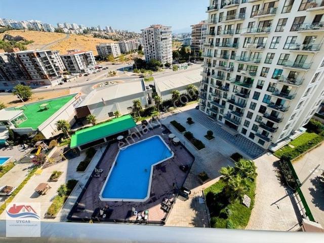 Çiğli Marka 333 Sitesi'nde Havuz Manzaralı 1+1