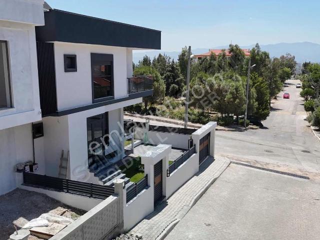 Çiğli, Aydınlıkevler Mah. 5+1 Satılık Lüks Villa