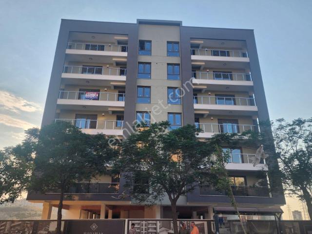 Çiğli Cumhuriyet Mahallesi Deluxe Sitesi Satılık Sıfır 3+1 Daire