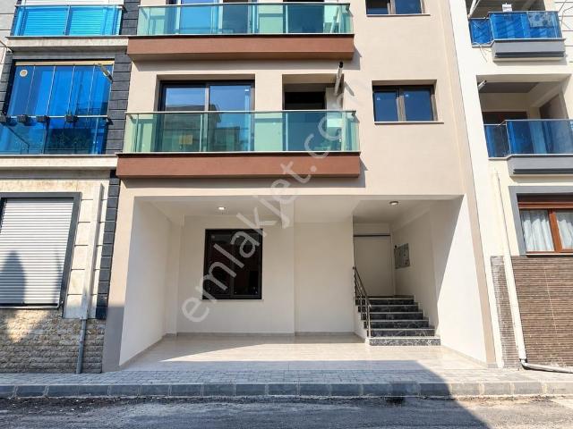 Çiğli Yeni Mahallede Satılık Bahçeli 2+1 Daire