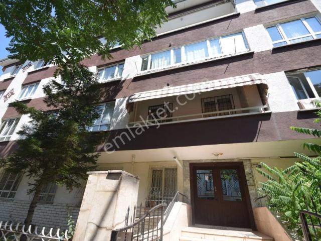 İlk ev'den Çetin Emeç Yakını Dikmen Caddesi Paraleli Ara Katta Kombili Boş Her Zaman Görülebilir