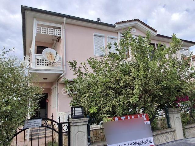 İlkon'dan Foça'da Havuzlu Nezih Sitede Satılık 3+1 Dubleks Villa