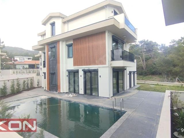 İLKON'DAN ÇİFTLİK'TE AKILLI EV SİSTEMLİ VE HAVUZLU 6+1 TRİPLEKS