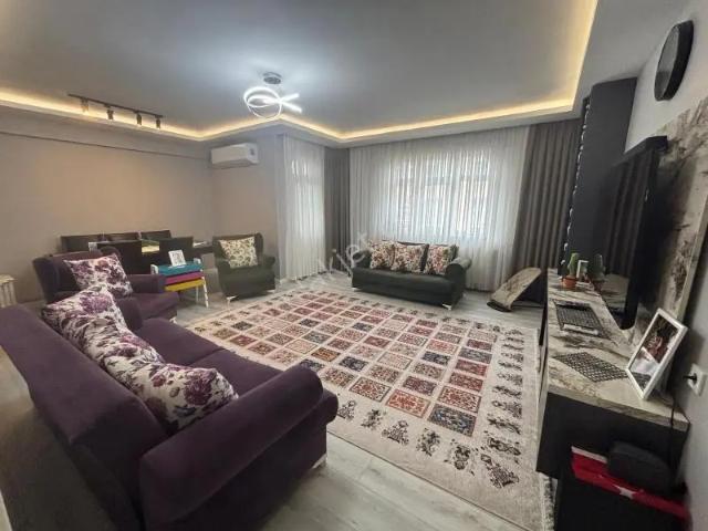İstanbul Bahçelievler Cumhuriyet Mah De Satılık 135m² 3+1 5.kat Daire