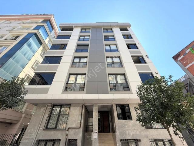 İstanbul House'dan B.evler'de 2+1 Balkonlu Ferah Y.giriş