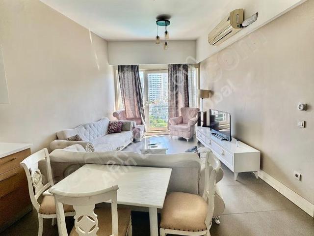 İstanbul Sarayları'nda Eşyalı 1+1 Daire: 74m², Oturuma Hazır