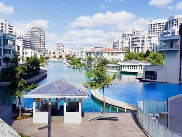 İstanbul Sarayları Sitesi Satılık 1+1 Bahçe Katı Daire 98 M²