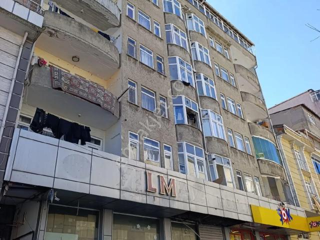 İstanbul Sefaköyde Satılık 2+1 Arakat Geniş Daire