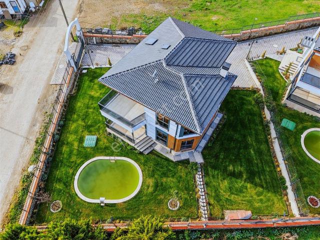İstanbul'a Komşu Sevindikli'de 560 M² Arsa İçinde Havuzlu Villa