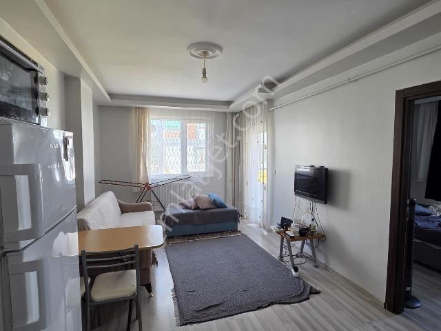 İstasyon Mahallesi Eşyalı Balkonlu Kiracılı 1+1 Daire