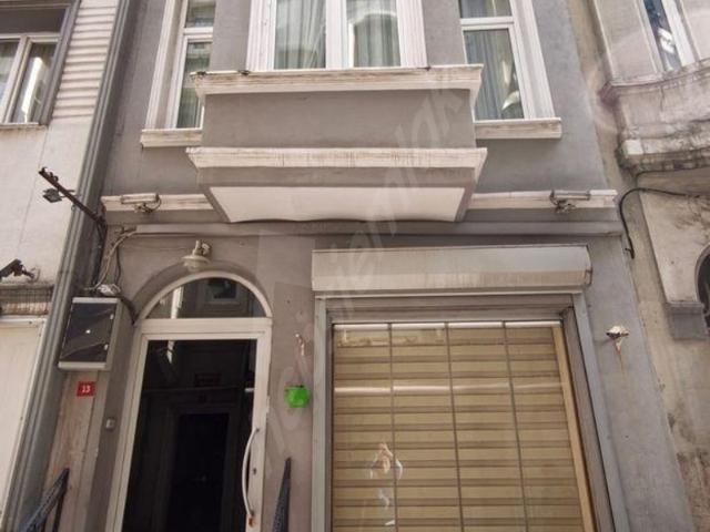 İSTİKLAL CADDESİNE YAKIN DEVREN KİRALIK 9 ODALI BİNA
