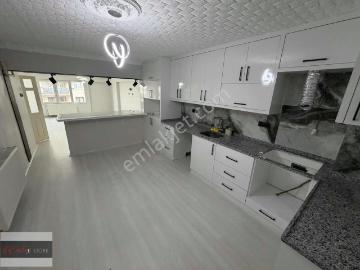 İstiklal Yse ' De Ara Kat Asansörlü İçi Yenilenmiş Geniş Daire!