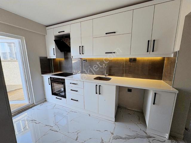 İstiklal'de Kiralık 2+1 İçi Yenilenmiş Daire