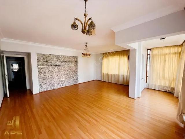 İskele Yakını, Ayrı Mutfaklı 3+1 Kiralık Daire
