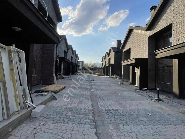 İsmail Kaya Caddesine 1 Parsel İçerde 5+1 Villamız Satılıktır