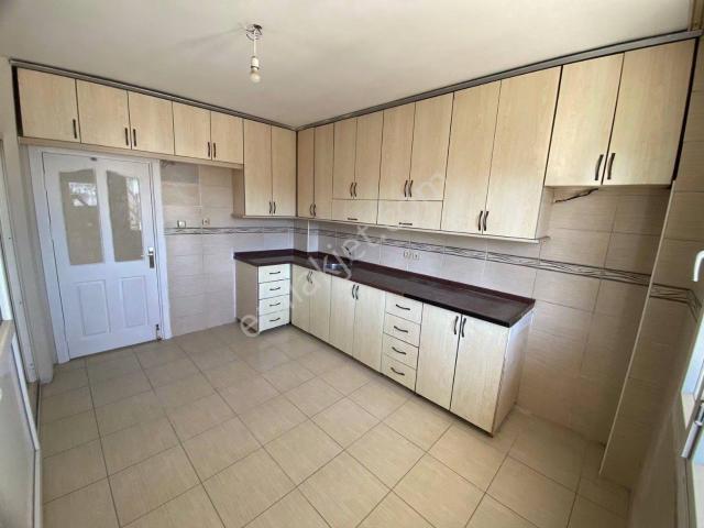 İsmetpaşa’da Kaçırılmayacak Fırsat! Geniş Oturumlu 4+1 Müstakil Kiralık Ev
