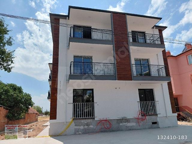 ÇİVRİL FEN LİSESİ KARŞISINDA YENİ HÜKÜMET KONAĞI YANINDA ANA CADDE ÜZERİNDE 2 ADET SATILIK APARTEŞYA