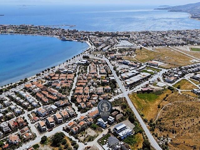 İZMİR ÇANDARLI MERKEZDE 3+1 AÇIK TARAS GENİŞ MÜSTAKİL İKİZ VİLLA