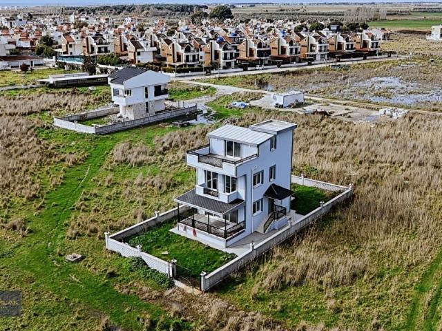 İZMİR DİKİLİ SALİHLER ALTINDA SATILIK 4+1 MÜSTAKİL VİLLA