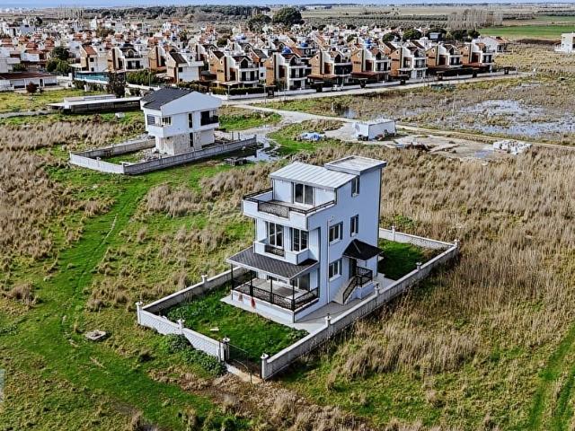 İZMİR DİKİLİ SALİHLER ALTINDA SATILIK 4+1 MÜSTAKİL VİLLA
