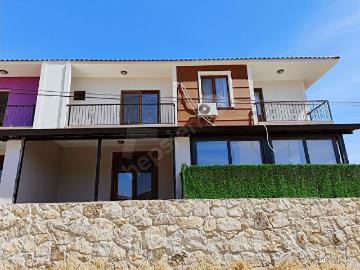 İZMİR FOÇA BAĞARASINDA VERANDALI GENİŞ ODALI SATILIK VİLLA