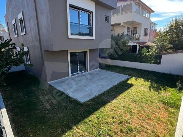 İZMİRGÜMÜLDÜR BÖLGESİN'DE DENİZE 400mt MESAFE'DE 3+1 VİLLA!
