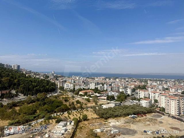 İzmir 35'te deniz ve dağ manzaralı özel yapılı kiralık 2+1