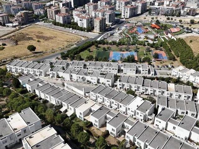 İzmir 35. Sokak Sitesinde Geniş Önü Açık 2+1 Satılık Daire