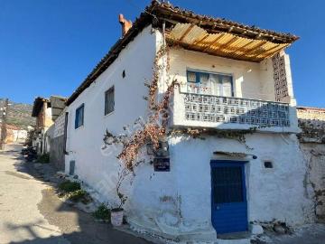 İzmir Bayındır Merkez Değerli Konumda Satılık Müstakil Ev