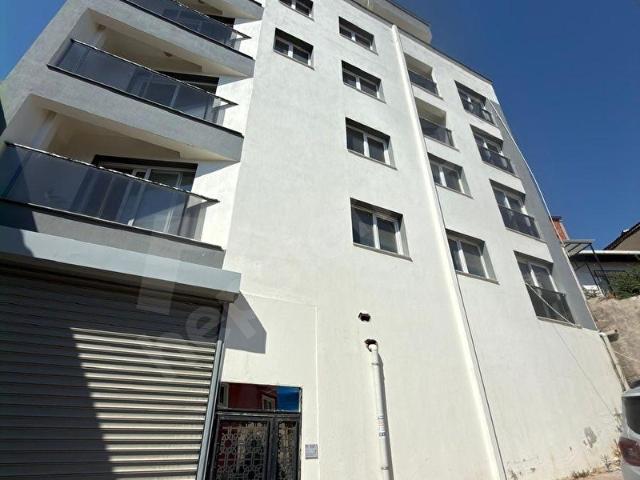 İzmir Bayraklı Mahalesinde Teraslı 1+1 Satılık Daire