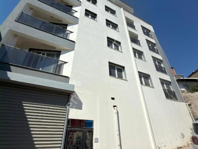 İzmir Bayraklı Mahalesinde Teraslı 1+1 Satılık Daire
