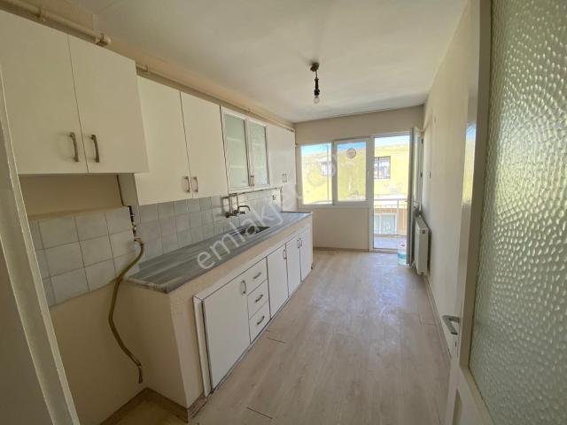İzmir Balçova Eğitim Mahallesi Doğalgazlı Köşe Bina Ana Cadde Üzeri Kiralık Daire