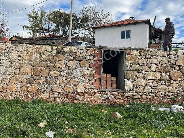 İzmir Bergama Köy Merkezinde Satılık Müstakil Ev Ve Arası