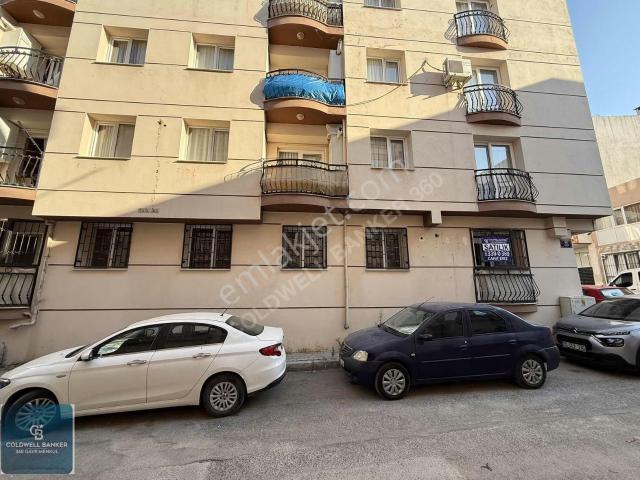 İzmir Gaziemir Yeşil Mahallesinde Satılık 4+1 Köşe Daire