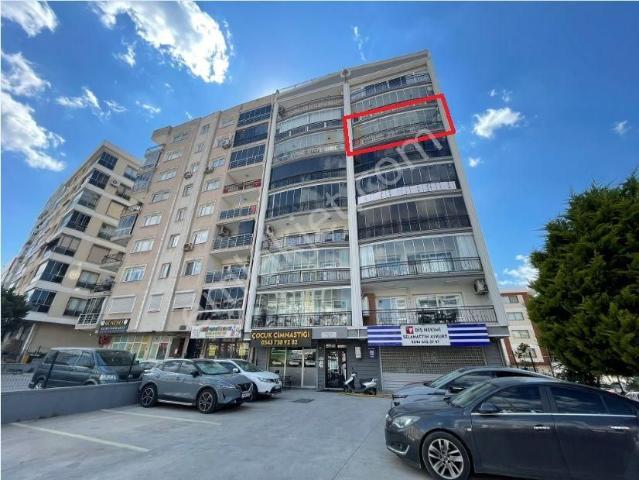 İzmir Güneşli Mahallesi Yağheneler Meydanında Geniş Daire!