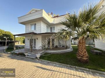 İzmir Dikili Palmiye Sitesinde Satılık Ultra Lüks 5+1 Villa