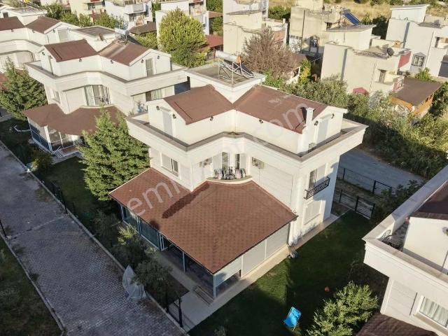 İzmir Dikili Palmiye Sitesinde Tam Müstakil 5+1 Villa