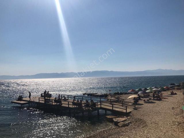 İzmir Çeşme 16 Eylül Mah. Denize Sıfır Havuzlu Sitede Müstakil