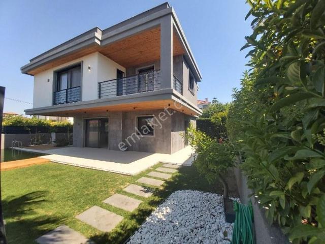 İzmir Çeşme Alaçatı Havuzlu 4+2 Tripleks Lüks Müstakil Villa