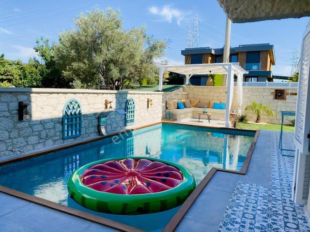 İzmir Çeşme Alaçatı Müstakil Havuzlu 4+1 Kiralık Lüks Villa