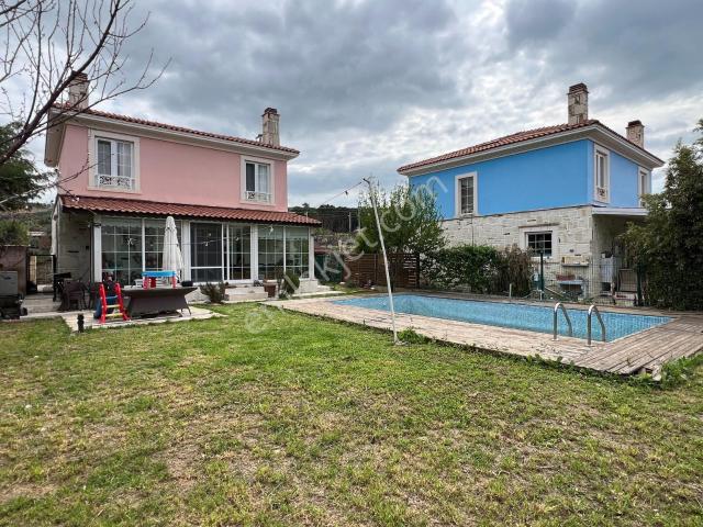 İzmir Foça Kozbeyli Köyü Havuzlu Müstakil 4+1 Satılık Villa