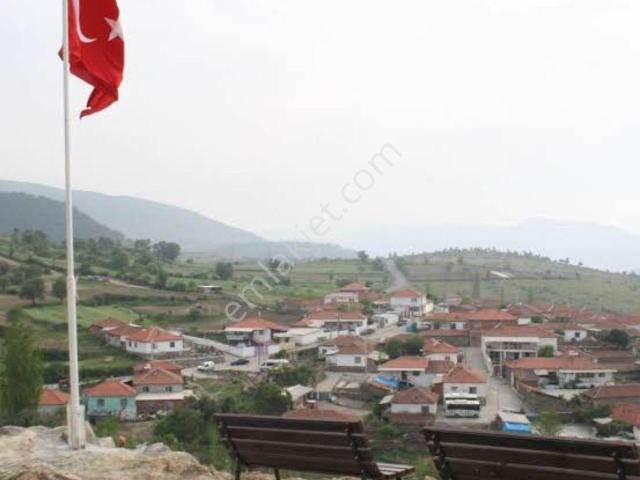 İzmir Kınık Mustaklar Köyünde Avlulu 2 Adet Kargir Ev